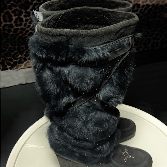Manitobah Tall Wrap Mukluk boot black suede and rabbit fur sheepskin shearling - Picture 3 of 7